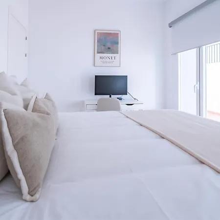 Apartment Modern Luxurious 3-bedroom With Amenities *