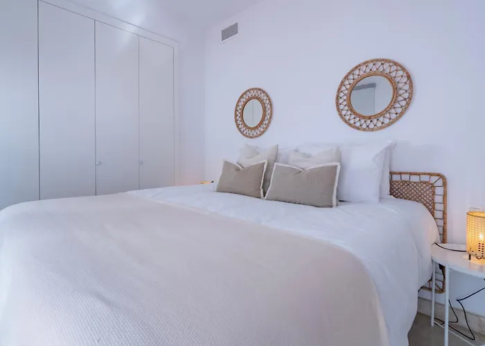 Modern Luxurious 3-bedroom With Amenities *