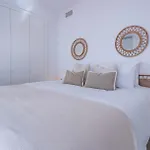 Modern Luxurious 3-bedroom With Amenities *