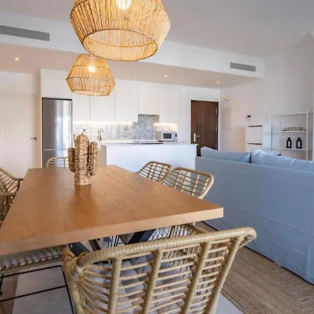 Modern Luxurious 3-bedroom With Amenities *