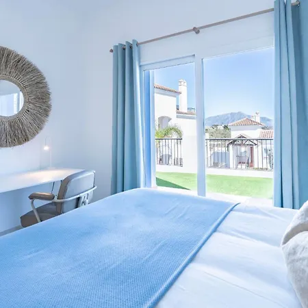 Apartment Modern Luxurious 3-bedroom With Amenities *