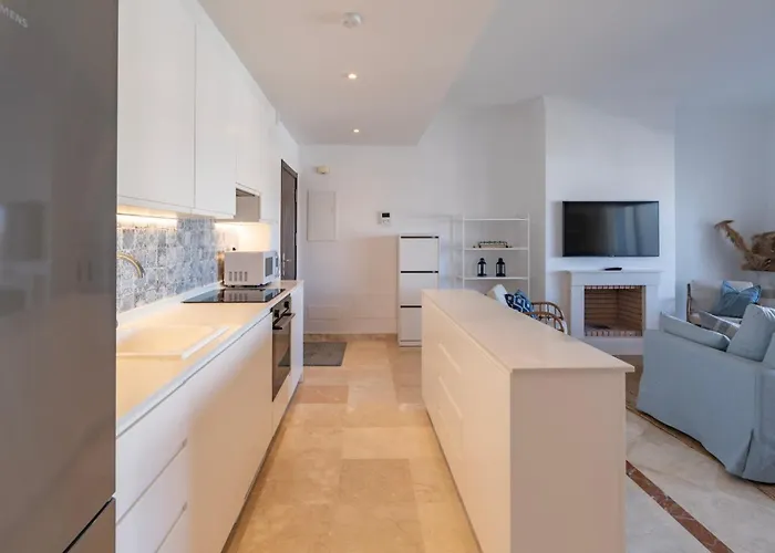 Apartment Modern Luxurious 3-bedroom With Amenities *