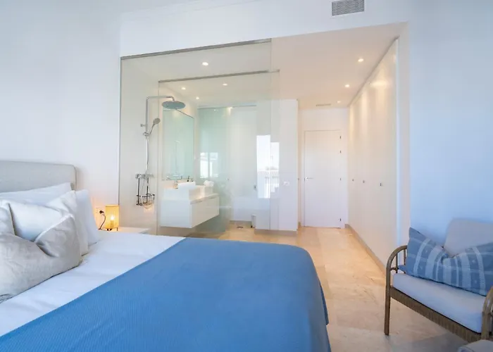 Apartment Modern Luxurious 3-bedroom With Amenities *